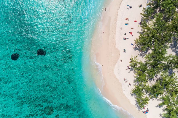 Aerial Top View Beach Colourful Umbrellas Clear Blue Water Ocean — Stock Photo, Image