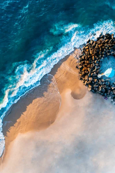 ビーチと澄んだ青い水の空中トップダウンビュー 背景としてビーチでの海の波 美しい自然の夏休みの休日の背景 西オーストラリア州シティビーチ 海岸沿いの海景 — ストック写真