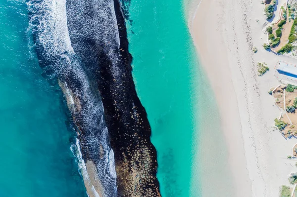 波とYanchepサンゴ礁のビーチの空中ビュー 透明な熱帯ターコイズブルーの水で夏の晴れた日 オーストラリア 西オーストラリア州のYanchepへの旅行 最上階だ — ストック写真