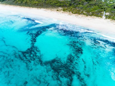 Okyanusta girdabı olan güzel tropikal adanın havadan görünüşü