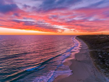 Canlı bulutlarla sahilde güzel bir gün batımı. Batı Avustralya, Avustralya. Deniz manzaralı günbatımı arka planı. Kıyı duvar kağıdı.