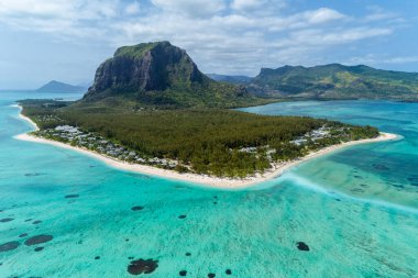 Güzel Le Morne 'un hava manzarası, Mauritius tropikal turkuaz okyanus suları sığ dalgalarla. Yazın duvar kağıdında parlak, güneşli bir gün. Deniz manzaralı arka plan. Kıyı duvar kağıdı. Tatil tatili güneşli plaj geçmişi