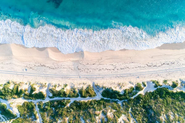 Vista Aérea Praia Areia Com Ondas Árvores Dia Ensolarado Verão — Fotografia de Stock