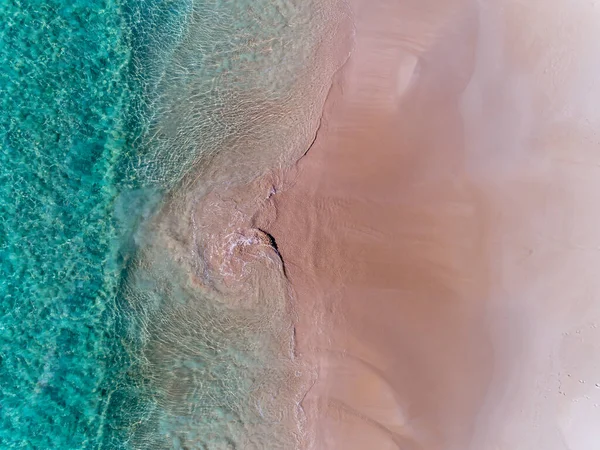 ビーチと澄んだ青い水の空中トップダウンビュー 背景としてビーチでの海の波 美しい自然の夏休みの休日の背景 西オーストラリア州イーグルベイ 海岸沿いの海景 — ストック写真