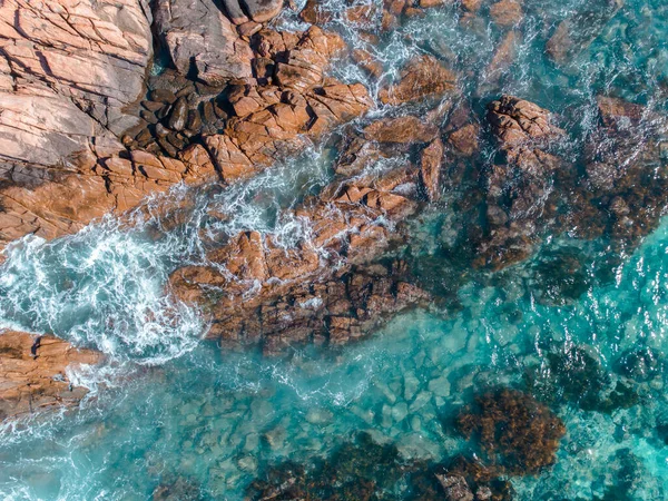 ビーチと澄んだ青い水の空中トップダウンビュー 背景としてビーチでの海の波 美しい自然の夏休みの休日の背景 西オーストラリア州のポイント 海岸沿いの海 海を背景に 海岸壁紙 — ストック写真
