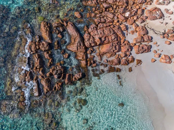 ビーチと澄んだ青い水の空中トップダウンビュー 背景としてビーチでの海の波 美しい自然の夏休みの休日の背景 西オーストラリア州イーグルベイ 海岸沿いの海 海を背景に 海岸壁紙 — ストック写真
