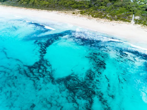 Luftaufnahme Der Wunderschönen Tropischen Insel Mit Einem Wirbel Ozean — Stockfoto