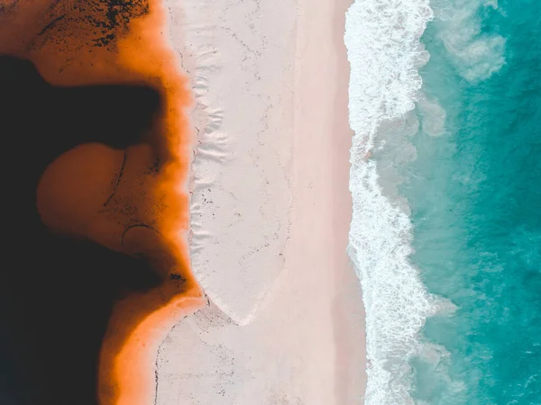 の空中ビューでは 川の海に会います 活気のあるオレンジと暗い川は ギルダートンと呼ばれる西オーストラリア州の町のビーチでターコイズブルーの海の波に会います 海を背景に 海岸壁紙 — ストック写真