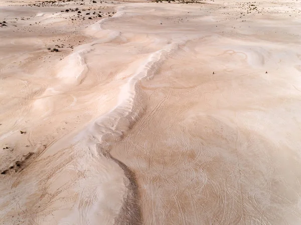澳大利亚西部兰斯洛市沙质波浪形沙丘的空中景观 夏日阳光灿烂 沙滩明亮 顶部视图 美丽沙丘的空中景观 — 图库照片