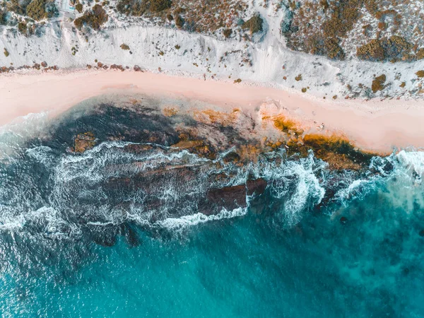 Vista Aérea Praia Areia Rosa Com Ondas Dia Ensolarado Verão — Fotografia de Stock