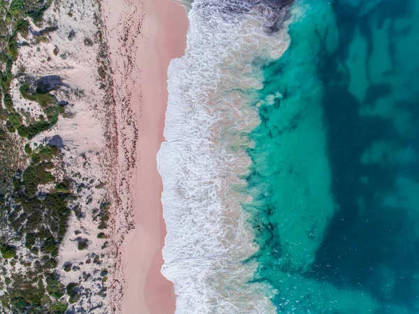 ビーチで波と砂浜の空中ビュー 透明な熱帯青水で夏の晴れた日 オーストラリア西オーストラリア州 最上階だ — ストック写真