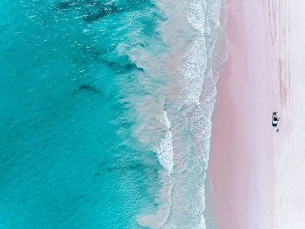 ピンクのビーチに浅い波と美しい熱帯ターコイズブルーの海の海の海の景色 夏の壁紙で鮮やかな明るい晴れた日 サンディピンクの砂浜 シースケープの背景 海岸壁紙 — ストック写真