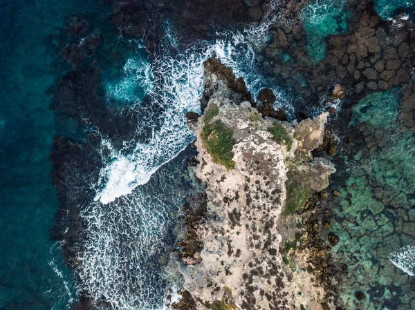 西オーストラリアのサンゴ礁を見下ろす海と海の空の景色 — ストック写真