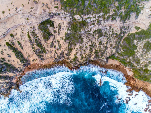 崖や澄んだ青い水の空中トップダウンビュー 背景として崖の上に打ち寄せる海の波 美しい自然の冬の休暇の休日の背景 ワイアップ湾 マーガレット川 西オーストラリア州 海岸沿いの海景 — ストック写真