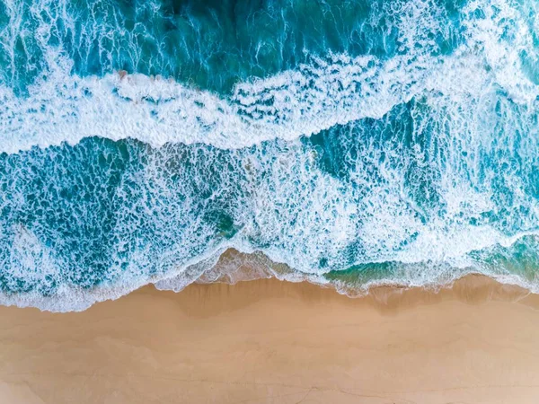 ビーチと澄んだ青い水の空中トップダウンビュー 背景としてビーチでの海の波 美しい自然の夏休みの休日の背景 西オーストラリア州マーガレット川 海岸沿いの海景 — ストック写真