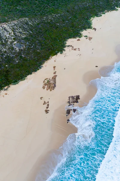 ビーチと澄んだ青い水の空中トップダウンビュー 背景としてビーチでの海の波 美しい自然の夏休みの休日の背景 西オーストラリア州マーガレット川 海岸沿いの海景 — ストック写真
