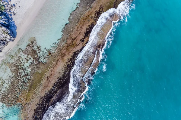 海の空の景色夏の海の美しい波 晴れた日に青い海の水のサンゴ礁 ドローンからの眺め 素晴らしい熱帯性の背景 美しい明るい海の波のビーチの砂の上に水しぶき 西オーストラリア州Yanchep Reef — ストック写真