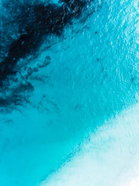 Flygfoto Över Vackra Tropiska Blå Vågiga Hav Havsvatten Levande Ljus Stockbild