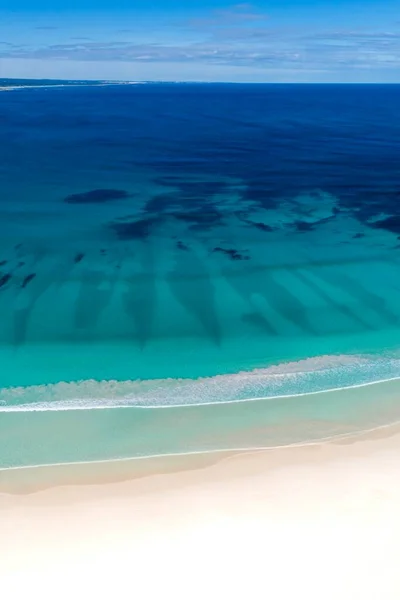 Sommaren Havsutsikt Vackra Vågor Den Soliga Vita Sandstranden Blått Havsvatten Stockbild