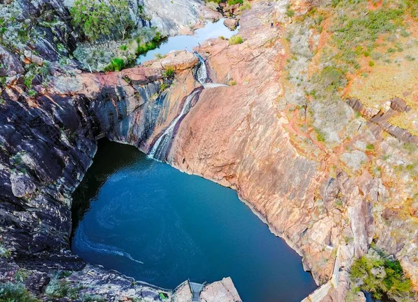 Vacker Utsikt Över Vattenfallet Bergen Serpentinfallen Västra Australien Royaltyfria Stockbilder