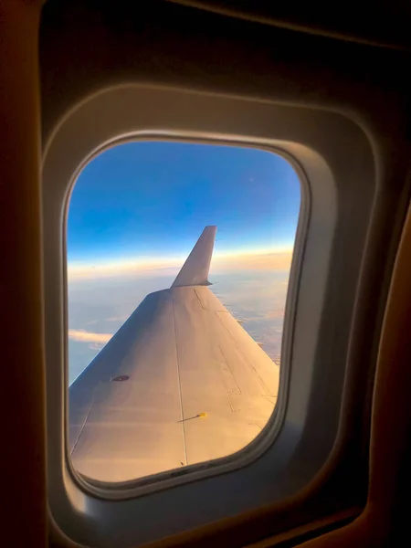 Bir Uçağın Kanadını Gösteren Bir Uçak Penceresi Mavi Gökyüzü Olan — Stok fotoğraf