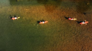 Xong Nehri 'ndeki kano manzarası, Vang Vieng, Laos.