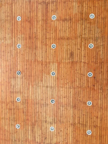 İçsel kahverengi ahşap tavan floresan lambalarla süslenmiş. İç döşeme ahşap tavan. ahşap tavan arkaplanı.
