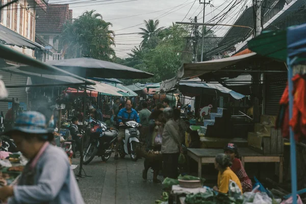 Luang Prabang, Laos, 3 Kasım 2020, Sabah Pazarı. Bu sabahki pazar, turistler için yerel gıda ve hediyelik eşya kaynağı..