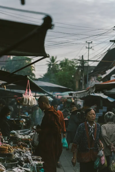 Luang Prabang, Laos, 3 Kasım 2020, Sabah Pazarı. Bu sabahki pazar, turistler için yerel gıda ve hediyelik eşya kaynağı..