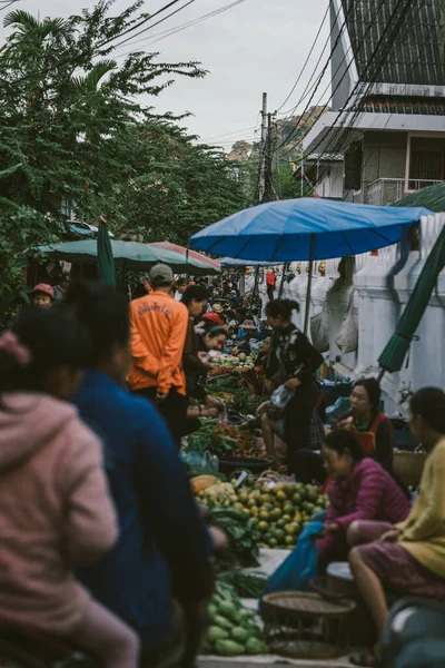 Luang Prabang, Laos, 3 Kasım 2020, Sabah Pazarı. Bu sabahki pazar, turistler için yerel gıda ve hediyelik eşya kaynağı..
