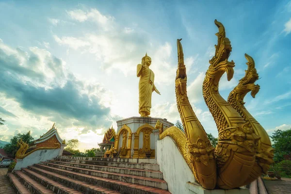 Kuzey 'de gün batımında güzel Buda resmi Laos.