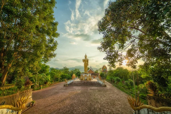 Kuzey 'de gün batımında güzel Buda resmi Laos.