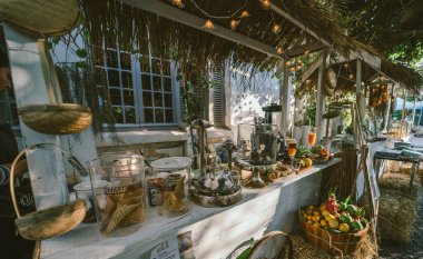 Açık bir kafede tatlı masası.