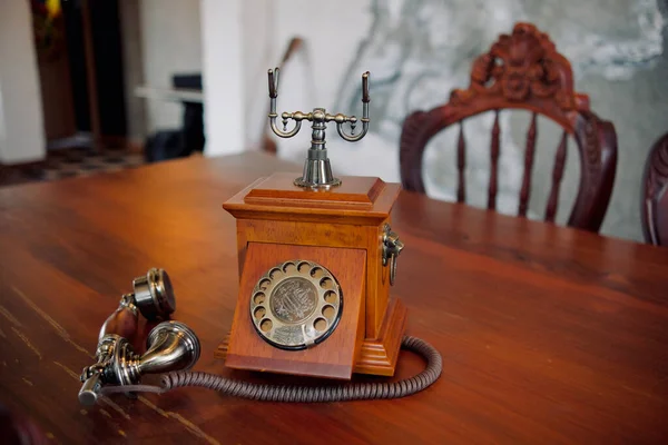 Ahşap masada antik ahşap telefon, antika telefon..