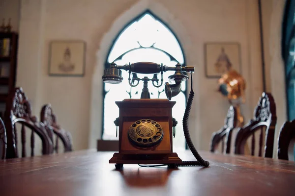 Ahşap masada antik ahşap telefon, antika telefon..