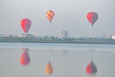 Vientiane, Laos 'ta şehrin üzerinde uçan renkli sıcak hava balonları.