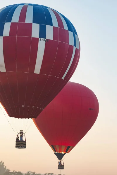 午前中に飛ぶ熱気球 — ストック写真