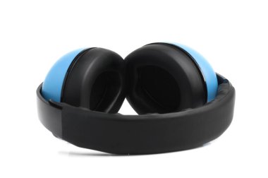 Mavi kulaklık beyaz arka planda izole edilmiş. kulaklıklar beyaz arkaplanda.