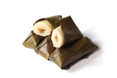 Lontong beyaz arka planda izole edildi. Lontong muz yapraklarına sarılı pilavdır ve kaynar suyun üzerinde saatlerce buharla pişirilir. Lontong, Ramazan ve Ramazan aylarında popüler bir yemektir.