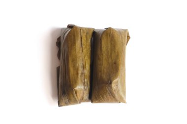 Lontong beyaz arka planda izole edildi. Lontong muz yapraklarına sarılı pilavdır ve kaynar suyun üzerinde saatlerce buharla pişirilir. Lontong, Ramazan ve Ramazan aylarında popüler bir yemektir.