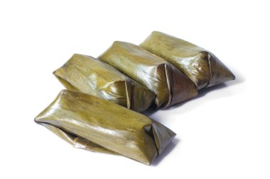 Lontong beyaz arka planda izole edildi. Lontong muz yapraklarına sarılı pilavdır ve kaynar suyun üzerinde saatlerce buharla pişirilir. Lontong, Ramazan ve Ramazan aylarında popüler bir yemektir.