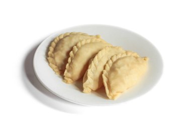 Beyaz arkaplanda çiğ pastel renkler var. Pastel ya da kızarmış ekmek ya da börek, Endonezya 'da popüler atıştırmalıklar. 