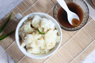 Bubur sumsum. Pirinç unundan yapılmış Java yulaf lapası, palmiye şekerli hindistan cevizi sütü. Ramazan boyunca popüler yemekler. Bubur sumsum Java 'dan geleneksel bir yemektir.