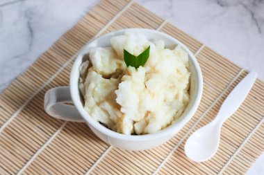 Bubur sumsum. Pirinç unundan yapılmış Java yulaf lapası, palmiye şekerli hindistan cevizi sütü. Ramazan boyunca popüler yemekler. Bubur sumsum Java 'dan geleneksel bir yemektir.