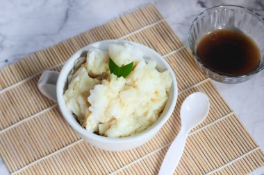 Bubur sumsum. Pirinç unundan yapılmış Java yulaf lapası, palmiye şekerli hindistan cevizi sütü. Ramazan boyunca popüler yemekler. Bubur sumsum Java 'dan geleneksel bir yemektir.