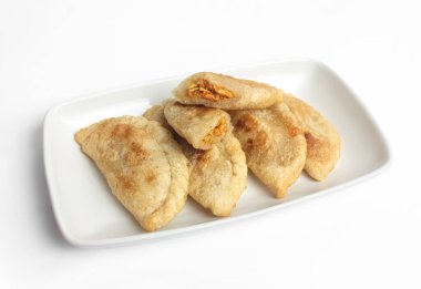 Beyaz arka planda izole edilmiş baharatlı tavukla dolu bir sirk.