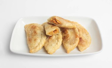 Beyaz arka planda izole edilmiş baharatlı tavukla dolu bir sirk.