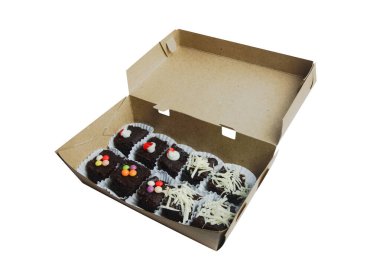 Karton kutuda çikolatalı browniler eve götürmeye hazır. Beyaz arkaplanda izole çikolatalı kek