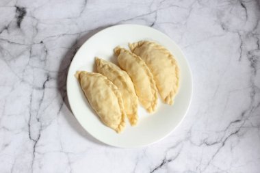 Pastel Goreng Endonezya 'da popüler bir pastanedir. Pişirmeye hazır çiğ pastel sebze ve tavuk etiyle dolu.