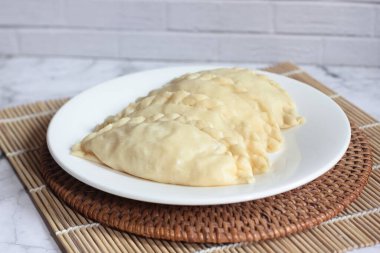 Pastel Goreng Endonezya 'da popüler bir pastanedir. Pişirmeye hazır çiğ pastel sebze ve tavuk etiyle dolu.